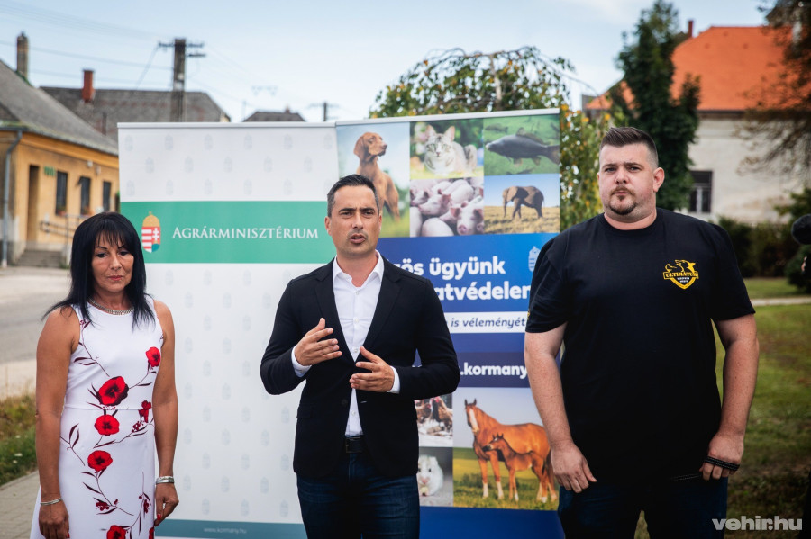 Weisz Elvira, polgármester, Ovádi Péter, miniszteri biztos és Pintér Krisztián az Ultimátum Alapítvány részéről