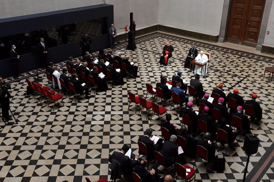 Ferenc pápa (szemben j) a Magyarországi Egyházak Ökumenikus Tanácsa és a magyarországi zsidó szervezetek delegációjával folytatott találkozóján a Szépművészeti Múzeum Márvány Csarnokában 2021. szeptember 12-én. A katolikus egyházfő az 52. Nemzetközi Eucharisztikus Kongresszus (NEK) zárómiséjére érkezett Budapestre. Ferenc pápa mellett Erdő Péter bíboros, esztergom-budapesti érsek (b) és Martos Levente Balázs, a Központi Papnevelő Intézet rektora. MTI/Máthé