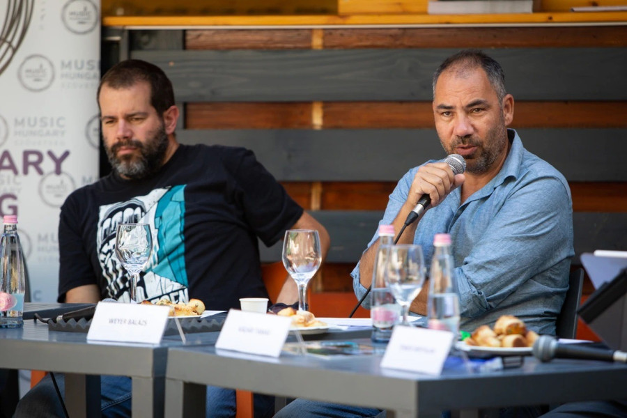A mikrofonnal Weyer Balázs, a Music Hungary Szövetség elnöke (fotó: Music Hungary / Zsiga Pál)