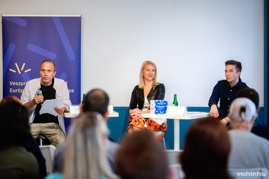 Can Togay János, Markovits Aliz és Tóth Andrej a 2021. szeptember 14-én tartott megnyitón az Óváros téri Kunsztban.