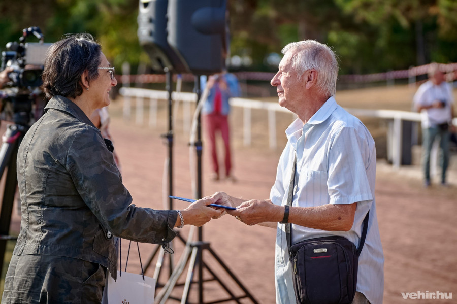 Veszprém város nevében Brányi Mária alpolgármester nyújotta át az elsimeréseket.
