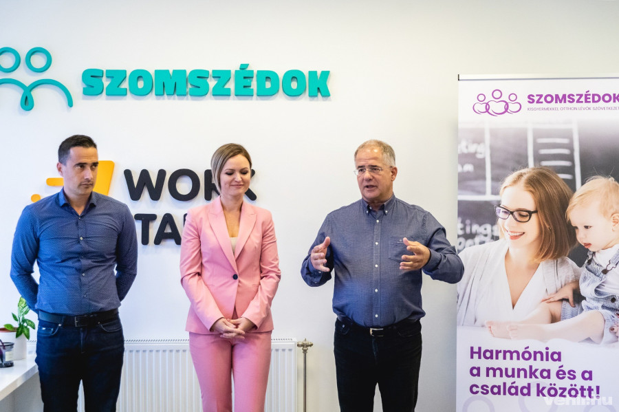 Ovádi Péter, Csomai Eszter és Kósa Lajos a megnyitón