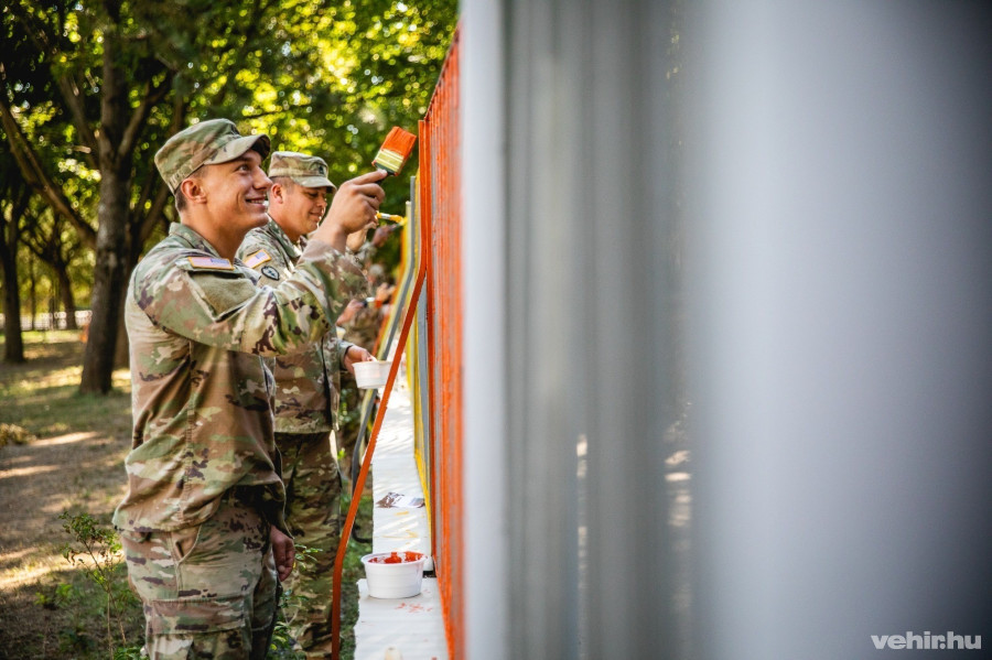 Az Egry Úti Óvodában a kerítésfestésnél segédkeztek