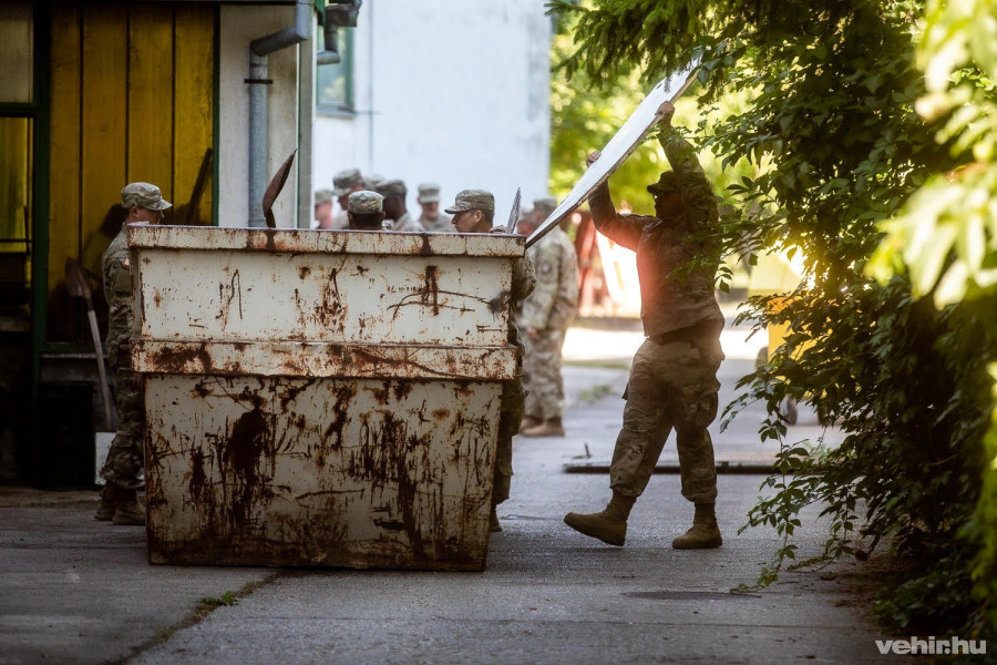 A gyulafirátóti iskolában a pince kipakolásában segítettek az amerikaiak
