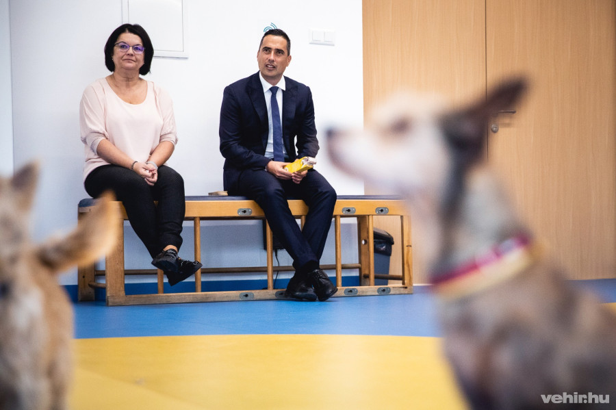 Szafner Ágnes intézményvezető és Ovádi Péter a csütörtök délelőtti érzékenyítő programon az Egry úti Körzeti Óvodában.