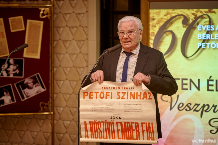 Perlaki Róbert az első társulati előadás eredeti plakátjával