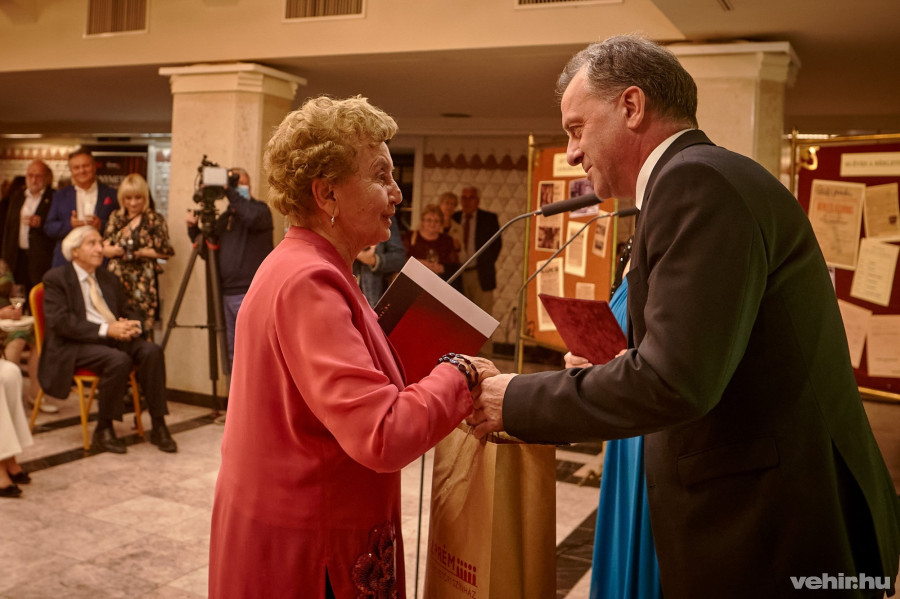 Csiszár Józsefné hatvan éves hűséges bérletese a színháznak