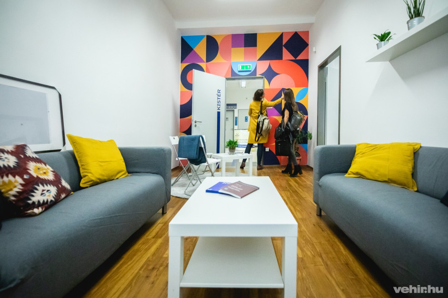 Ilyen, és ehhez hasonló terek várják az ide érkezőket. A legnagyobb terem 80 főt is képes befogadni.