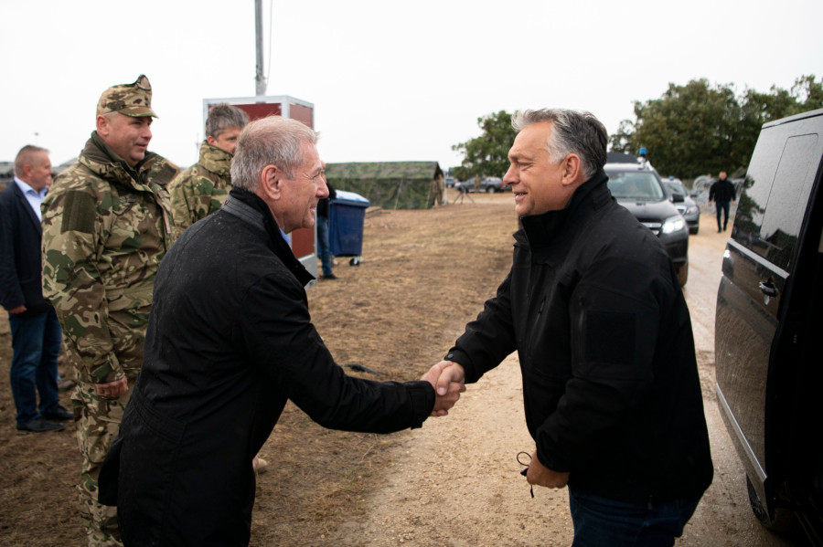 A Miniszterelnöki Sajtóiroda által közreadott képen Orbán Viktor miniszterelnök (j) és Benkő Tibor honvédelmi miniszter (b) kezet fog a kihelyezett kormányülésen a hajmáskéri Központi Gyakorló- és Lőtéren 2021. szeptember 30-án. A kormányülés egyetlen napirendi pontja a magyar haderő-fejlesztés áttekintése. MTI/Miniszterelnöki Sajtóiroda/Benko Vivien Cher