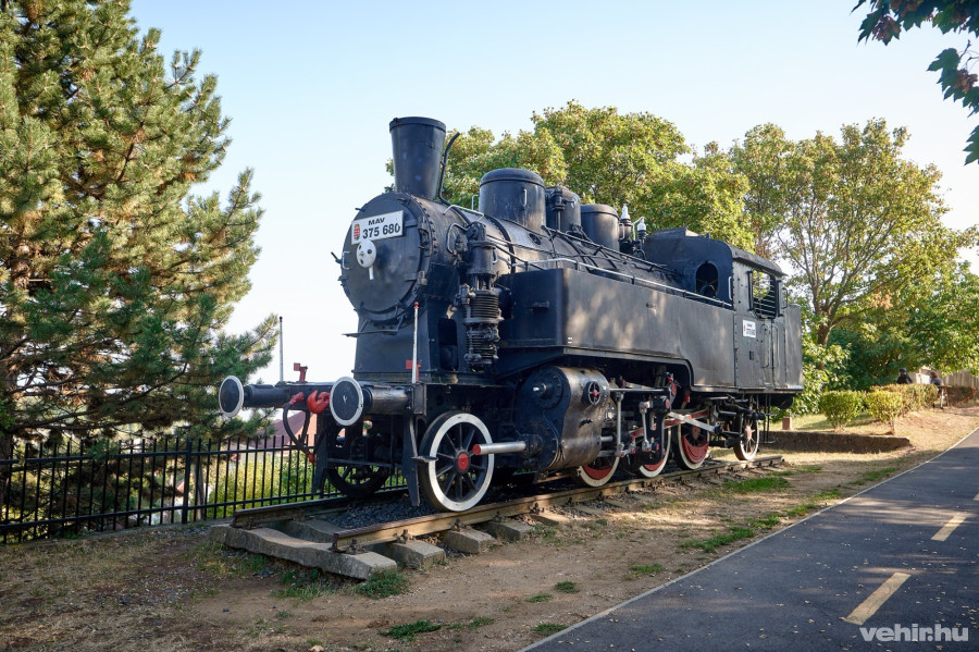 A valódi gőzmozdony Balatonalmádiban, a Töltés utcában áll.