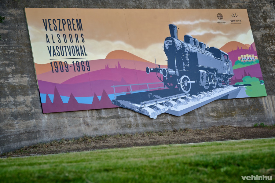 Az alkotás az Alsóörs felé vezető 71-es főút kivezető szakaszán látható, a benzínkúttal szemben.