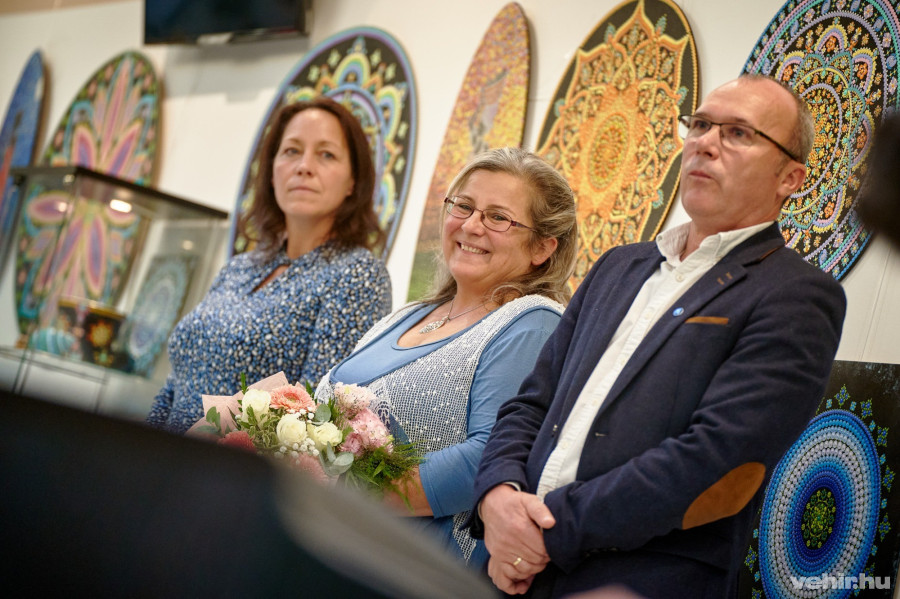 Gásprné Héthelyi Gyöngyvér (középen)