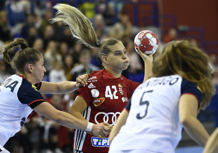 Klujber Katrin, a magyar (j) és Patricia Andreia Da Silva Lima, a portugál válogatott játékosa a női kézilabda Európa-bajnoki selejtező mérkőzésen az Érd Arénában 2021. október 6-án. MTI/Kovács Tamás
