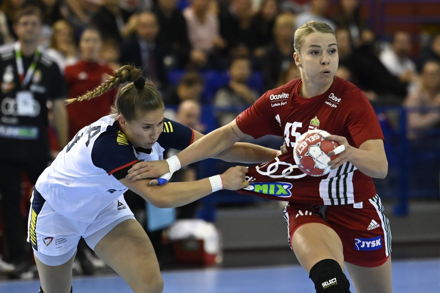Háfra Noémi, a magyar (j) és Patricia Andreia Da Silva Lima, a portugál válogatott játékosa a női kézilabda Európa-bajnoki selejtező mérkőzésen az Érd Arénában 2021. október 6-án. MTI/Kovács Tamás 
