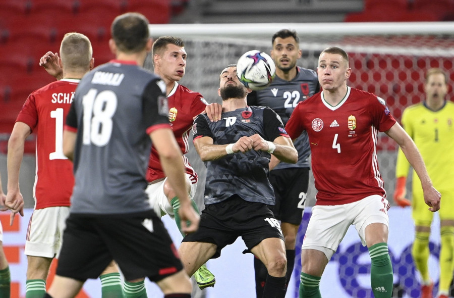 Schäfer András (b), Willi Orbán (b3) és Szalai Attila (j), a magyar, valamint Ardian Ismajli (b2), Sokol Cikalleshi (b4) és Nedim Bajrami (j2), az albán válogatott játékosai a Puskás Arénában játszott világbajnoki selejtező mérkőzésen 2021. október 9-én. MTI/Szigetváry Zsolt 