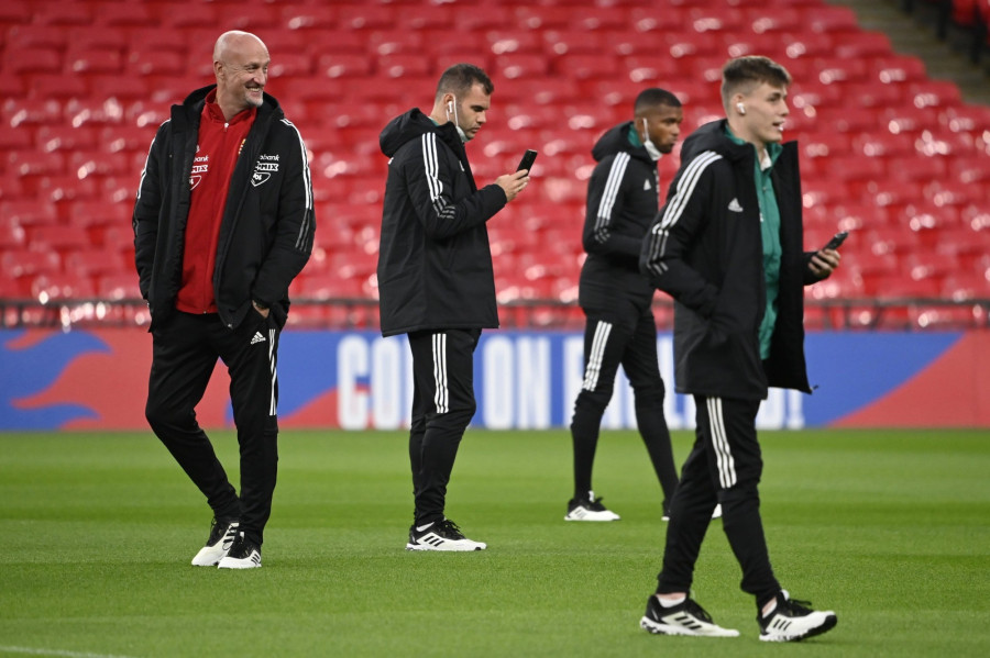 Marco Rossi, a magyar labdarúgó-válogatott szövetségi kapitánya, valamint Nikolics Nemanja, Loic Nego és Schön Szabolcs (b-j) a Wembley Stadionban tartott pályabejáráson Londonban 2021. október 11-én. A labdarúgó világbajnoki selejtezők 8. fordulójában a magyar válogatott október 12-én este a Wembley Stadionban, az angolok otthonában lép pályára. MTI/Kovács Tamás 