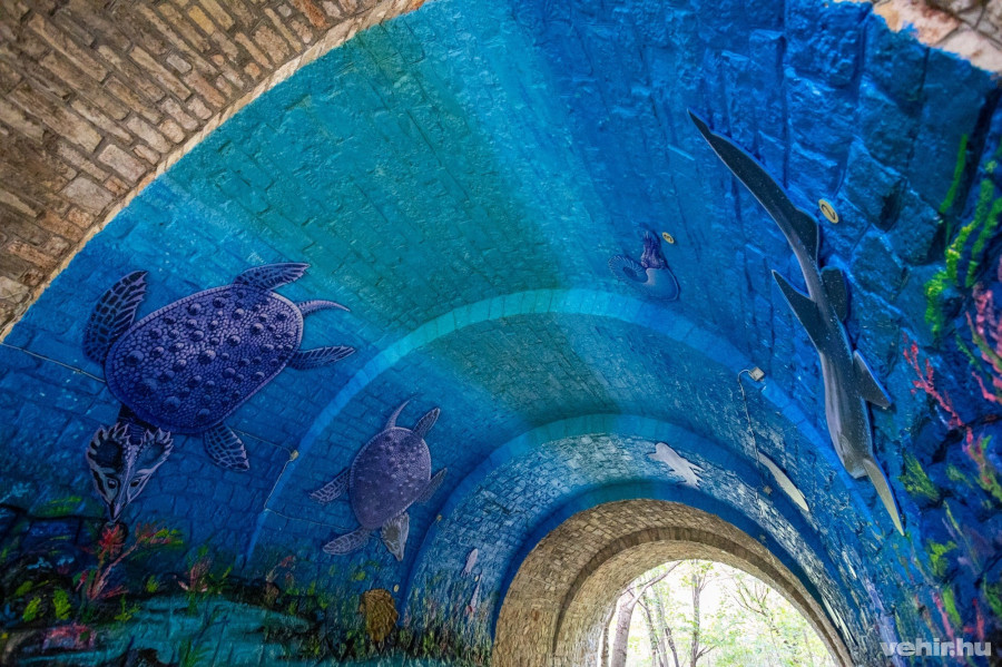 A kép bal oldalán a híres kavicsfogú álteknősök. Az óriás festmény oldalról, és felülről is összeilleszthető.