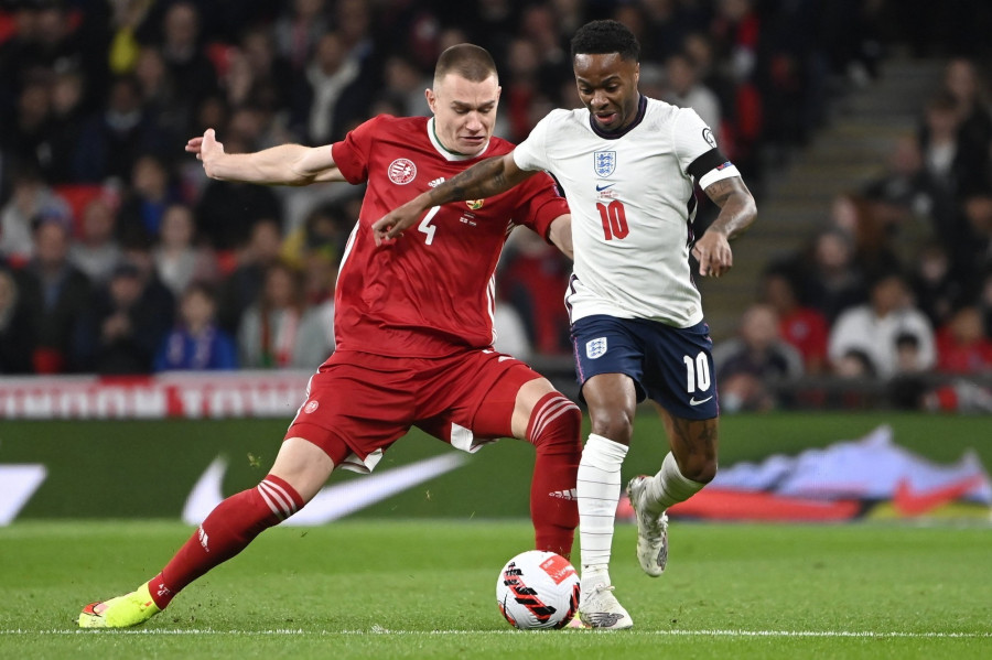 Szalai Attila (b) és az angol Raheem Sterling a labdarúgó világbajnoki selejtezők 8. fordulójában játszott Anglia - Magyarország mérkőzésen a londoni Wembley Stadionban 2021. október 12-én. MTI/Kovács Tamás
