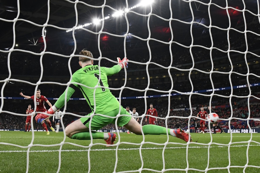 Sallai Roland büntetőből gólt szerez a labdarúgó világbajnoki selejtezők 8. fordulójában játszott Anglia - Magyarország mérkőzésen a londoni Wembley Stadionban 2021. október 12-én. Háttal az angol kapus, Jordan Pickford. MTI/Kovács Tamás