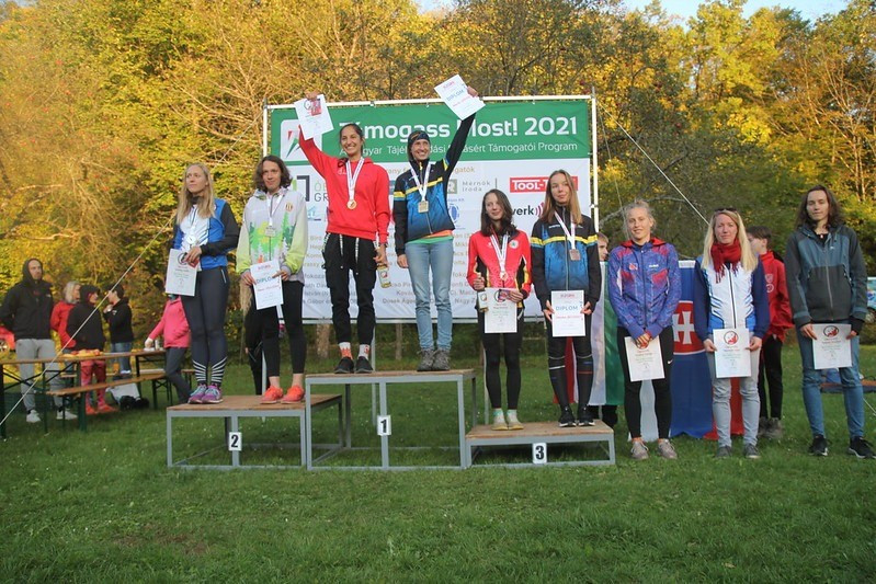 Mérő Dominika (piros melegítőben) a dobogó tetején - Fotó: Németh Zsoltné Bors Melinda