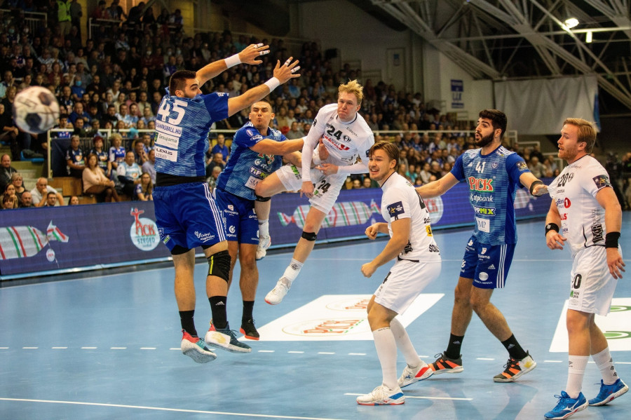 A szegedi Rosta Miklós (b), Bodó Richárd (b2) és Imanol Garciandía (j2), valamint Eric Johansson (b3), Thomas Alfred Solstad (j2) és Endre Langaas (j), a norvég csapat játékosai a férfi kézilabda Bajnokok Ligája 4. fordulójában játszott Pick Szeged - Elverum HB mérkőzésen Szegeden 2021. október 14-én. MTI/Rosta Tibor