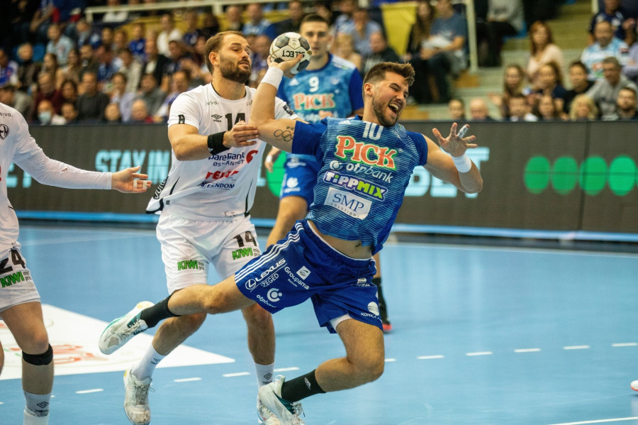 Miguel Martins, a Pick Szeged (j) és Niclas Fingren, az Elverum játékosa a férfi kézilabda Bajnokok Ligája 4. fordulójában játszott Pick Szeged - Elverum HB mérkőzésen Szegeden 2021. október 14-én. MTI/Rosta Tibor