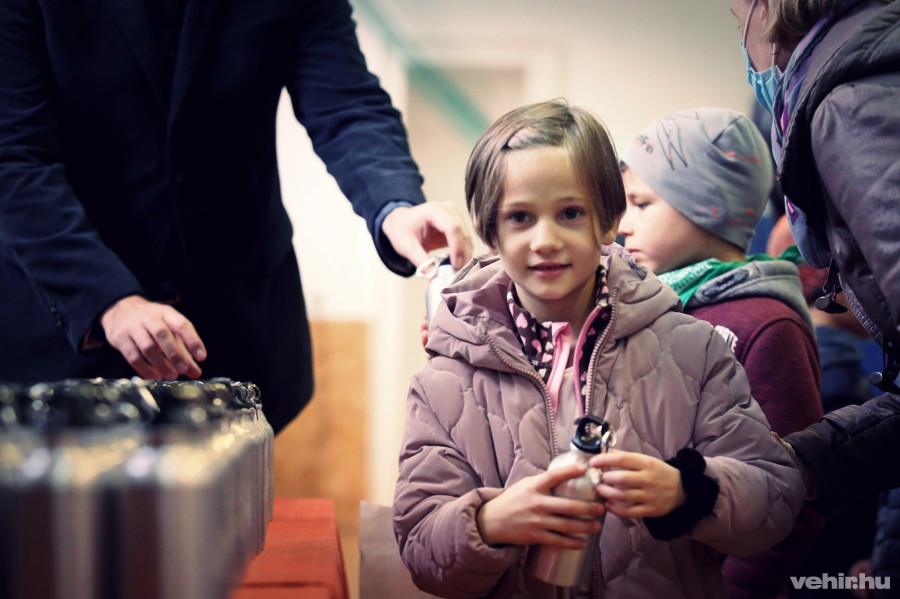 A veszprémi alsósok ingyen kulacsot kaptak a projekt keretében.