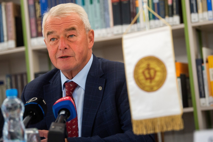 Sótonyi Péter, az Állatorvostudományi Egyetem rektora a gazdijogsiképzésről az egyetemen tartott sajtótájékoztatón 2021. október 18-án. Eddig csaknem 2600-an regisztráltak a felelős állattartást támogató képzésre. MTI/Balogh Zoltán