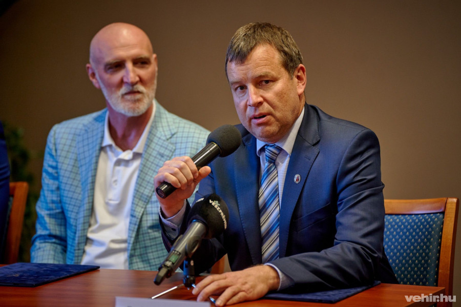 Dr. Gelencsér András