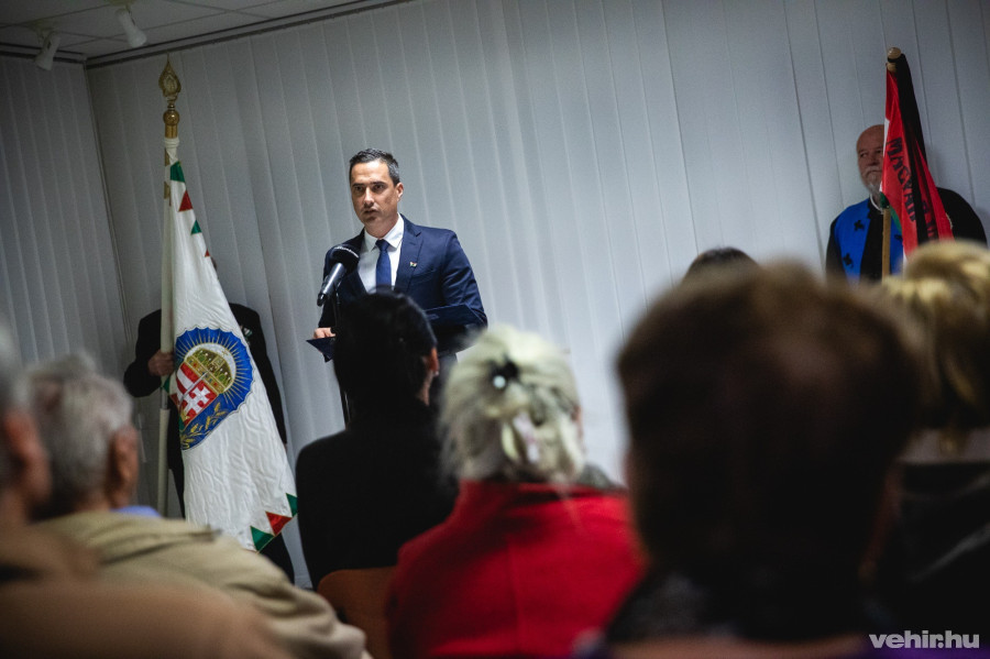 Ovádi Péter a 2021. október 21-én tartott megemlékezés alkalmával mondott beszédet a rendőrség épületében.