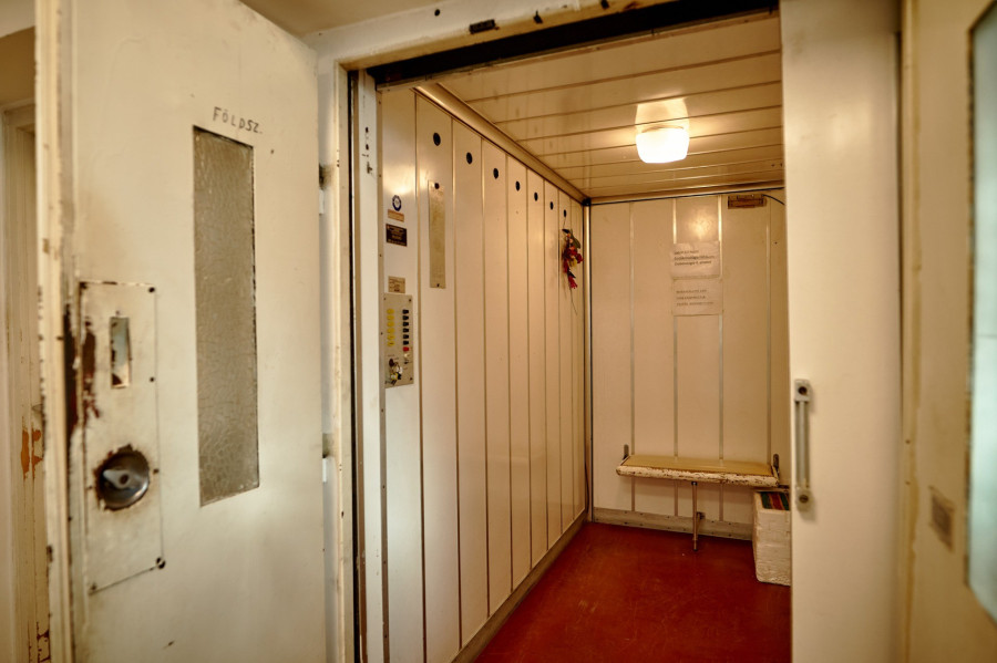 Megérett a cserére a negyvenöt éves lift