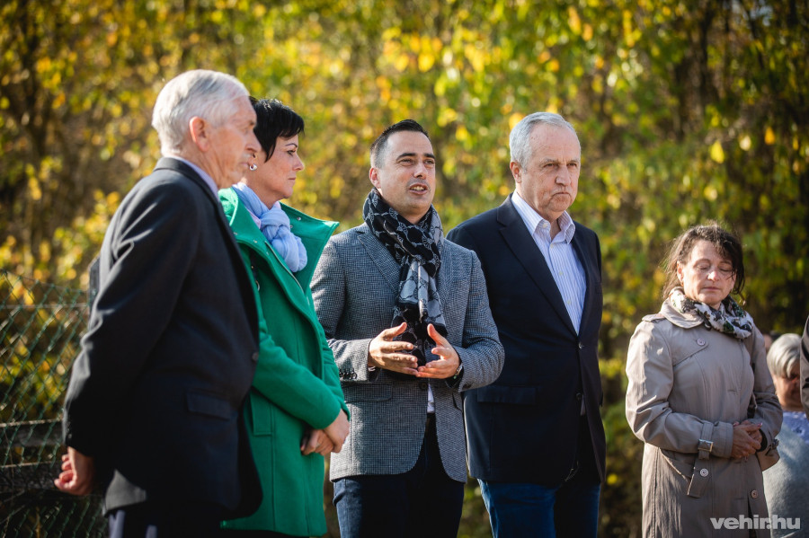 Varga Mihály litéri polgármester, Kőszegi Ilona, Királyszentistván polgármestere, valamint Ovádi Péter és Kontrát Károly parlamenti képviselők a megújult szennyvíztisztító telepnél tartott projektzárón.