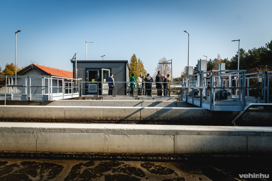 A szennyvízisztító telep Litér és Királyszentistván között található.