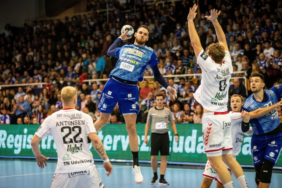 A szegedi Borut Mackovsek a labdával a férfi kézilabda Bajnokok Ligája csoportkörének 6. fordulójában játszott Pick Szeged-Aalborg HB mérkőzésen a Szegedi Sportcsarnokban 2021. október 27-én. MTI/Rosta Tibor