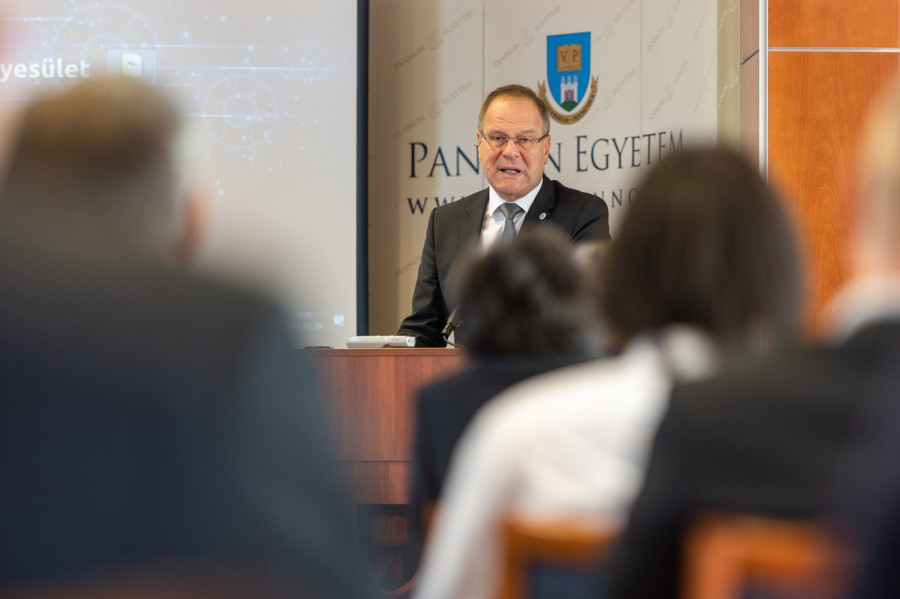 dr. Navracsics Tibor