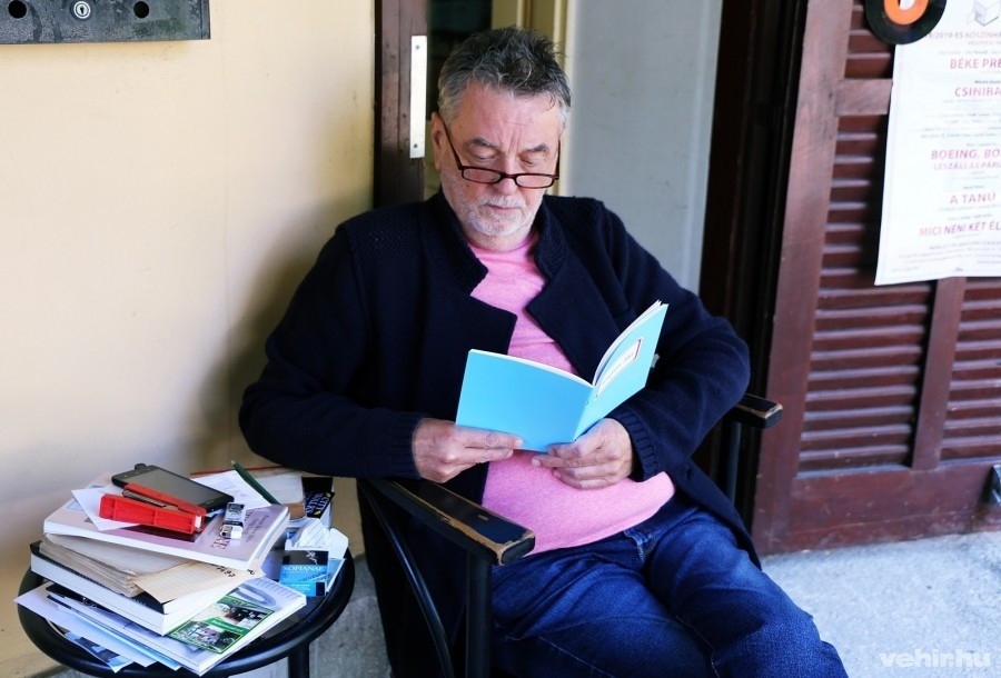 Molnár Sándor, az Utas és Holdvilág Antikvárium tulajdonosa, e cikk szerzője