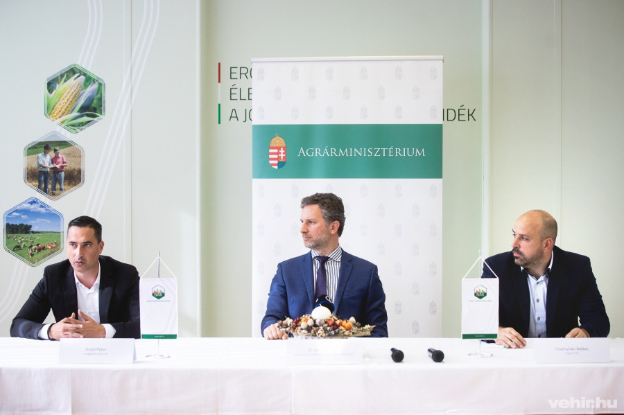 Ovádi Péter, Bencsik Dávid és Sövényházi Balázs a z agrárexport fejlesztését támogató országjárás Veszprém megyei állomásán tartott sajtótájékoztatón.