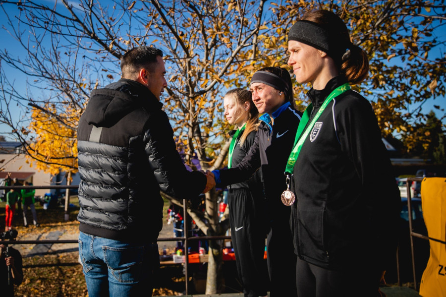 A felnőtt nők érmeit Ovádi Péter parlamenti képviselő adta át