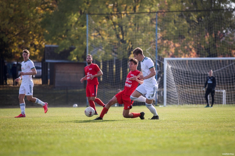 Gulyás Gergő (a háttérben piros mezben) korábban sok góltól mentette meg csapatát, ezúttal azonban rosszul jött ki számára a lépés.