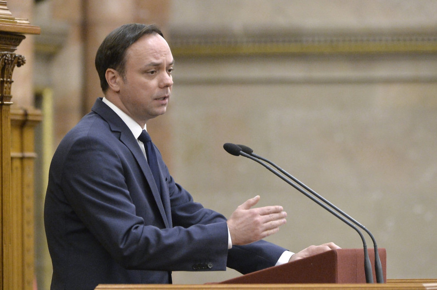 Nyitrai Zsolt (Fidesz) a törvényjavaslat vitája során (Fotó: MTI)