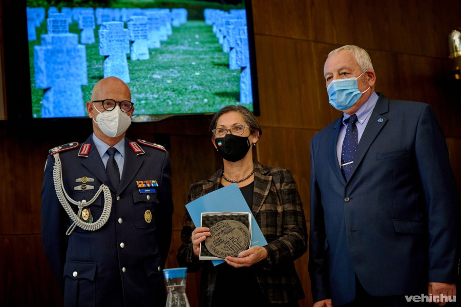 Uwe Zvonar alezredes, Brányi Mária alpolgármester és Kovács Imre, a Német Hadisírgondozó Népi Szövetség magyarországi megbízottja.