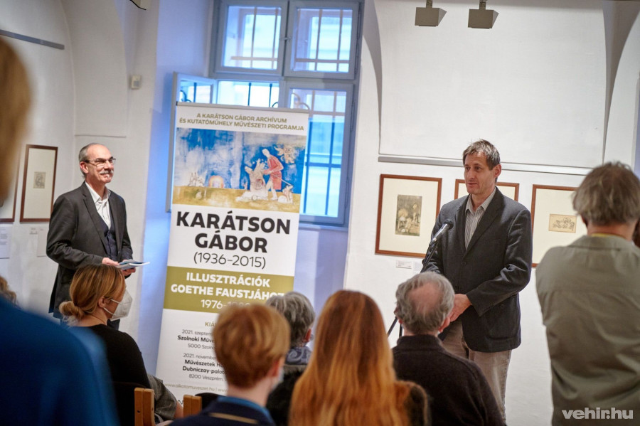 A megnyitón Karátson Gábor fia, Karátson Dávid beszélt édesapja hagyatékáról.