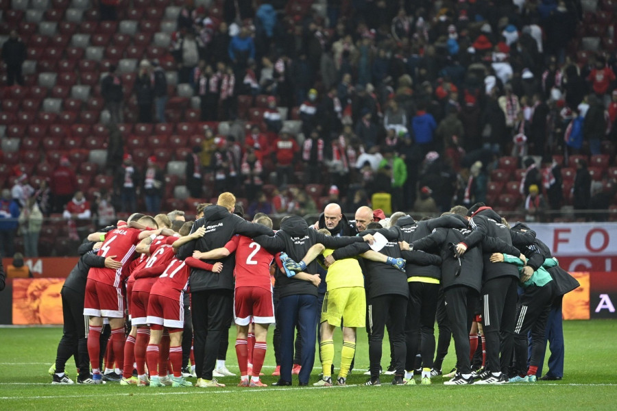 A győztes magyar válogatott tagjai, szemben középen Marco Rossi szövetségi kapitány a labdarúgó-világbajnokság európai selejtezőjében játszott Lengyelország - Magyarország mérkőzés után a varsói Nemzeti Stadionban 2021. november 15-én. A magyar csapat 2-1-re nyert. MTI/Szigetváry Zsolt 