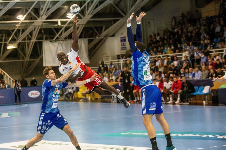 Alix Nyokas Zalamou, az északmacedón csapat játékosa (k), valamint a szegedi Sebastian Frimmel (b) és Borut Mackovsek a férfi kézilabda Bajnokok Ligája csoportkörének 7. fordulójában játszott Pick Szeged - Vardar Szkopje mérkőzésen a Szegedi Sportcsarnokban 2021. november 18-án. MTI/Rosta Tibor 