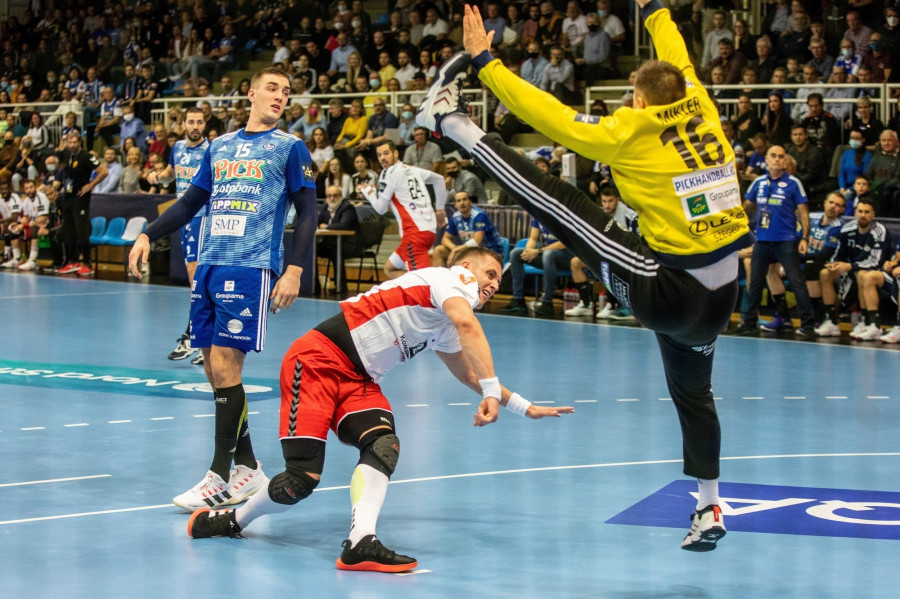 Patryk Walczak, az északmacedón csapat játékosa (k), valamint a szegedi Mikler Roland (j) és Nik Henigman a férfi kézilabda Bajnokok Ligája csoportkörének 7. fordulójában játszott Pick Szeged - Vardar Szkopje mérkőzésen a Szegedi Sportcsarnokban 2021. november 18-án. MTI/Rosta Tibor 