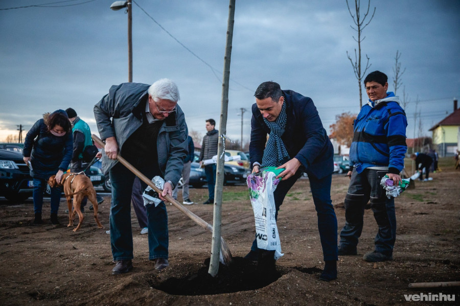 Köbli Miklós polgármester és Ovádi Péter parlamenti képviselő is fát ültetett az Unokáink Fája Program keretében. A választókörzet 25 településéből eddig 13-ban ültettek fát.