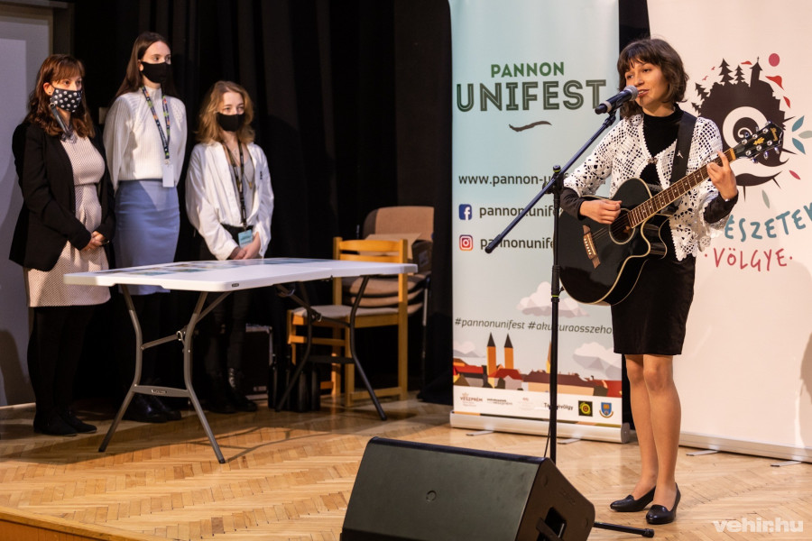 A megnyitón Fébert Fanni működött közre