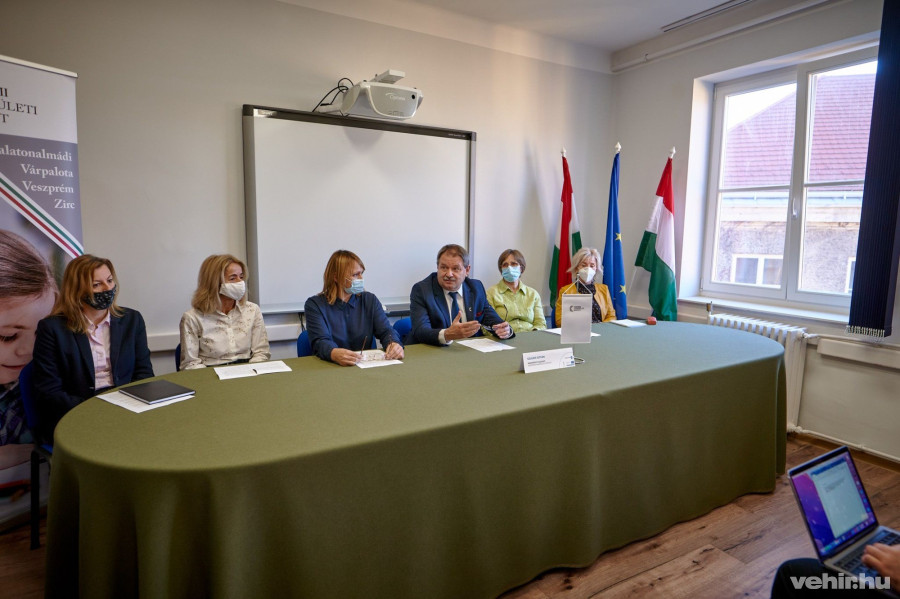 Csoszánszki Gabriella, Szedlák Bernadett, Szathmári Mária, Szauer István, Chovánné Dunai Ágota és Antalka Zsoltné számolt be a projekt eredményeiről kedd reggel Veszprémben.
