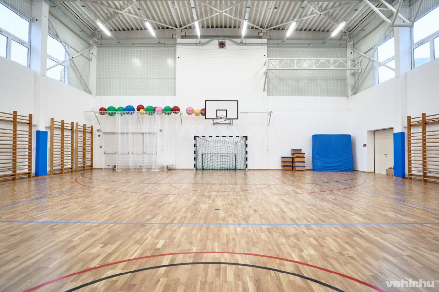 A régi tornaterem elbontásával egy új, 8 méter belmagasságú tornaterem épült orvosi szobával és kiszolgálóhelyiségekkel.