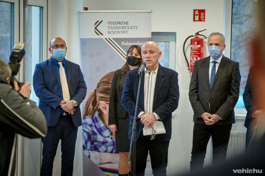 Az előtérben Dudás Zsolt, az intézmény igazgatója. A háttérben Péterffy Balázs, a Klebelsberg Központ szakmai elnökhelyettese, Szanyi Szilvia polgármester és Kontrát Károly parlamenti képviselő.